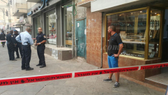 بالفيديو: إصابة متوسطة لصاحب محل مجوهرات اثر عملية سطو في مدينة يافا